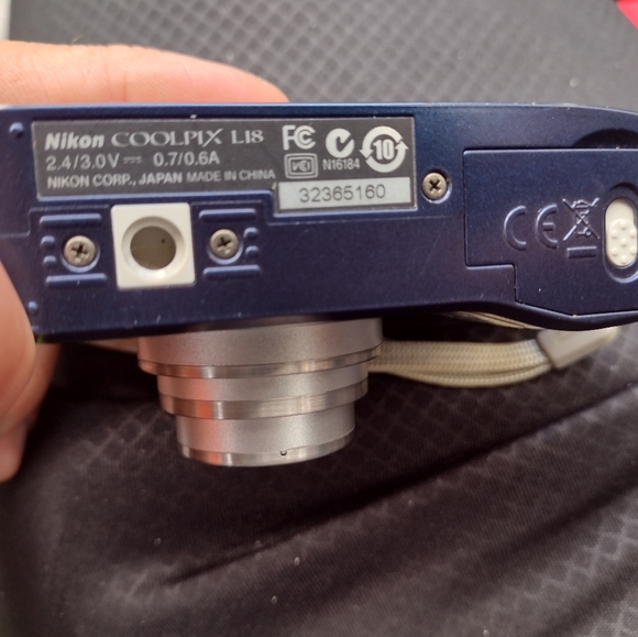 Nikon Coolpix L18 digital camera with free carrying case - Picture 4 of 7